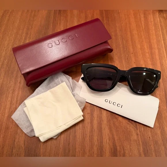 Gucci Black and Gold cat eye Sunglasses - Picture 3 of 12